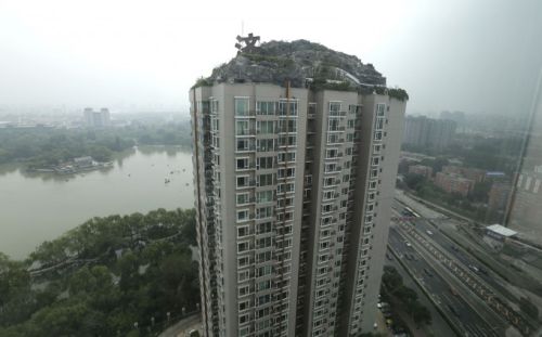 Самострой по-пекински – искусственная скала с садом и виллой на крыше небоскреба
